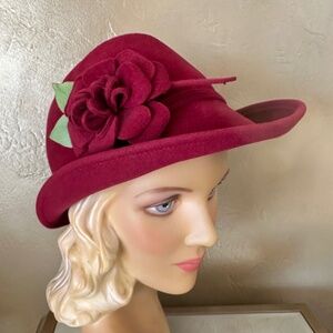 BEAUTIFUL DESIGNER 1960s' BRIGHT MAROON FELT FEDORA + FABRIC FLOWER & LEAVES